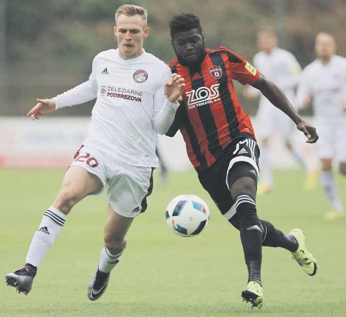 Ján Krivák (vľavo) v súboji s Trnavčanom Robertom Tambem. FOTO TASR/BRANISLAV RAČKO Srbský tréner Ugandy Milutin Sredojevič. Africký tím vedie už štvrtý rok.