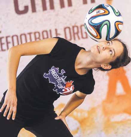 Vo svete sú však viac známe klasické futbalistky ako tie, čo sa venujú freestyle futbalu. Slovensko sa môže pýšiť tým, že má v tomto športe veľmi šikovnú reprezentantku.
