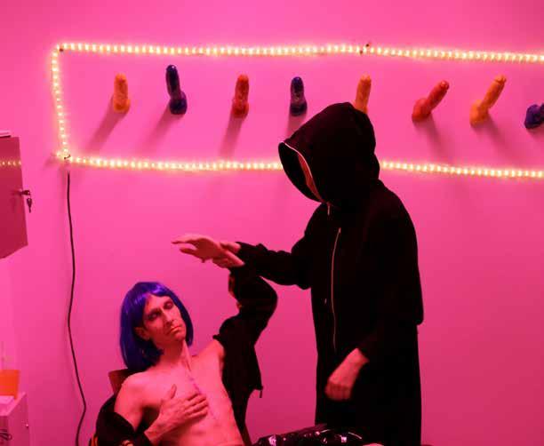 Queer Up! // Maija Mustonen rustuu yhtäältä asiakkaan mukanaan tuomiin ajatuksiin ja kysymyksiin, toisaalta konsultin omiin metodeihin.
