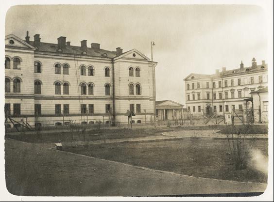 39 avustaa kaupungin viskaalia ja varatuomaria, kun he tulivat tarkastamaan leirin kunnon 120. Alla oleva kuva havainnollistaa vankileirin sisäpihaa: Kuva 1. Sirkkalan kasarmi 1910 1920-luvulla.