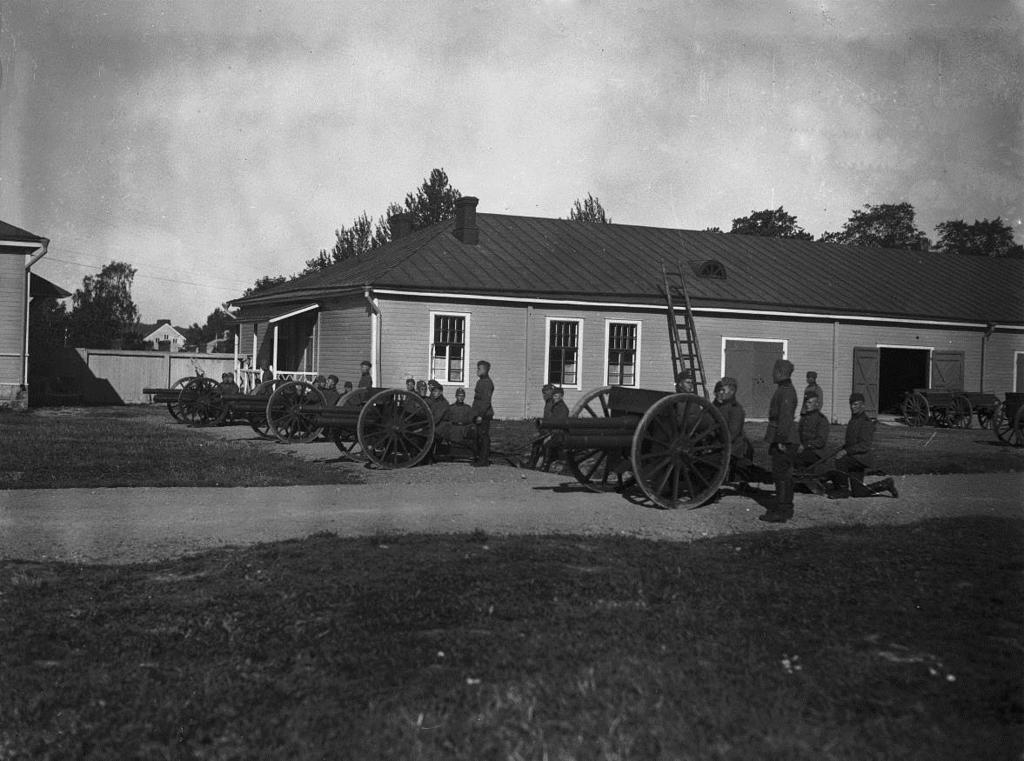 44 tapaukset kertovat varsin löyhästä vartioinnista. Leväperäistä vartiointia ilmeni toki monilla muillakin vankileireillä 152.