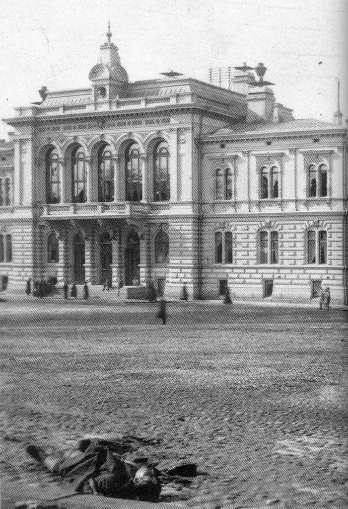 Teatteritalo ja Raatihuone viimeisinä konekiv ääri Teatteritalo joutui 4.