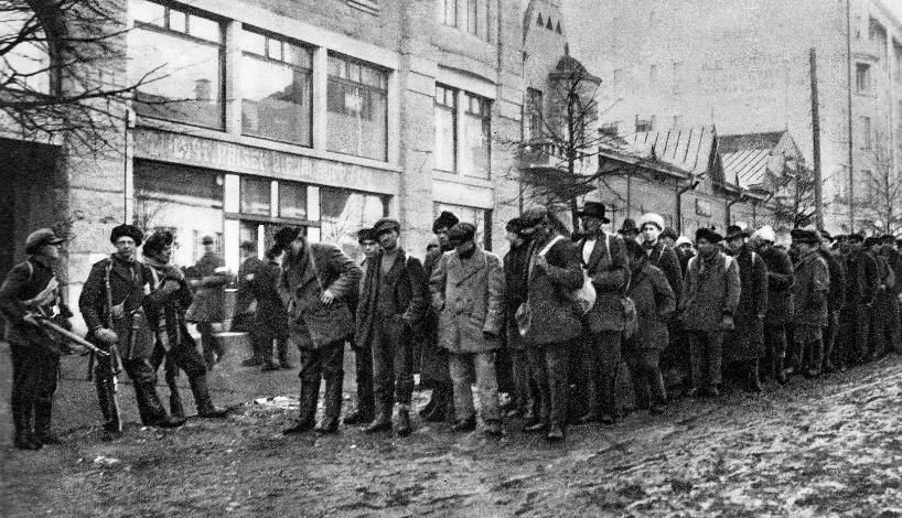 (Tampereella 799) ja punaisia 5 199 kaatui rintamajoukoista valkoisia n 4-5 %, punaisia 6.