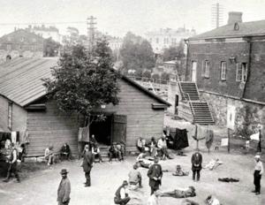 Vankileirejä punaisten puolella taistelleita vangittiin n 80 000 suurimmat vankileirit: Suomenlinna (13 300), Hämeenlinna (11 500), Lahti (10 900), Viipuri (10