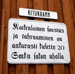 Väki istuu kotonaan näkymättömissä, mutta voi silti herkeämättä seurata kadun vilinää.