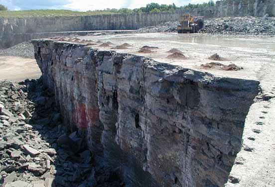 9 Kaivostoiminnan erityispiirteet Kaivokset eroavat kalliorakennuskohteista siinä, että toiminta jatkuu samankaltaisena pidempään ja että louhinta on osa kokonaisprosessia, jossa tuotannon jatkuvuus
