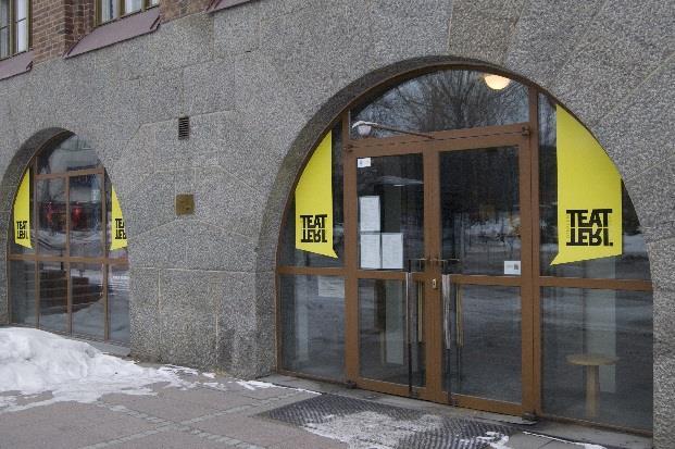 Valtakunnallisen uutiskynnyksen ylittivät uutinen Sofi Oksasen Stalinin lehmät -näytelmän tulosta teatterin näyttämölle Joensuuhun.