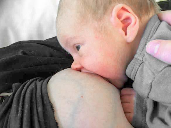 Kun vauvalla on hyvä imuote, hänen suunsa laajalti auki, huulet ulospäin käntyneinä, leuka on kiinni äidin rinnassa ja posket pysyvät pyöreinä.