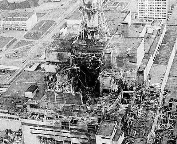 Historiallinen ja teoreettinen tausta Korkean profiilin onnettomuuksia 1980-luvulla: Tšernobyl, 1986 Epäonnistunut turvalaitetesti johti reaktorin tuhoutumiseen ja laajamittaisiin radioaktiivisiin