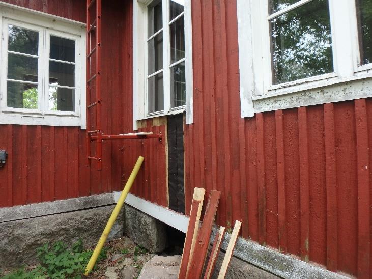 FCG SUUNNITTELU JA TEKNIIKKA OY Tutkimusraportti 16 (25) Kuva 35. Ulkoseinän rakenneavaus takapihan puolelta (RA4). Ko. rakenneavaus on tehty sisäpuolelle tehdyn rakenneavauksen RA6 viereen.