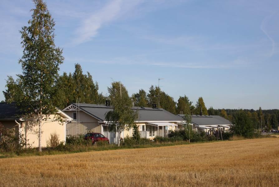 6 (10) RAKENNUKSET YHTEENSÄ Talousrakennus sijaitsee reunimmaisena vasemmalla.