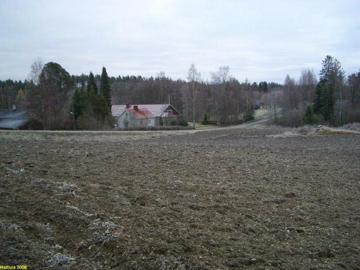 20 Hyrvälän vanha kylätontti (talot LMN) tien takana, kuvan vas. puoliskossa. Pirttilän (K) vanha talotontti ka kiviaita.