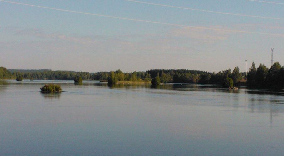 Kuva 6. Kiviarkkuja Myllykosken yläpuolella Laitteiden käytyä tarpeettomiksi ne on Itä-Suomen vesioikeuden päätöksen mukaisesti poistettava.