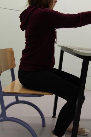 2.3.1. Istuma-asento Kuva 6. Tuolin selkänojasta ei saa ottaa tukea. 2.3.2. Istuma-asento kiinteältä pöytätuelta sarja 8 IT 8 IT-sarjassa sallitaan kahden käden ote ja vain kyynärpäiden sekä rinnan koskettaminen pöytään.
