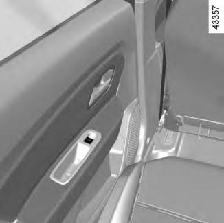 Kuljettajan oven kytkimet Käytä painokytkintä: 1 kuljettajan lasinnostimen ohjaukseen; 2 etumatkustajan lasinnostimen ohjaukseen; 3 tai 4 takamatkustajien lasinnostimien ohjaukseen.