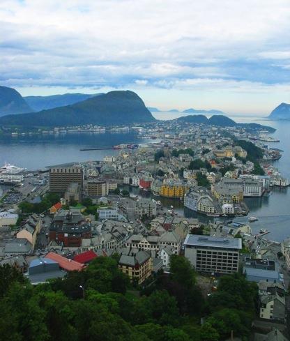 Ålesund Ålesund on Lahden ystävyyskaupunki Norjan länsirannikolla, meren äärellä. Perimätiedon mukaan Olavi Pyhä kävi paikalla vuonna 1027.