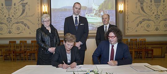 Ympäristöministeriön kansliapäällikkö Hannele Pokka allekirjoitti puiston perustamispäätöksen maanantaina
