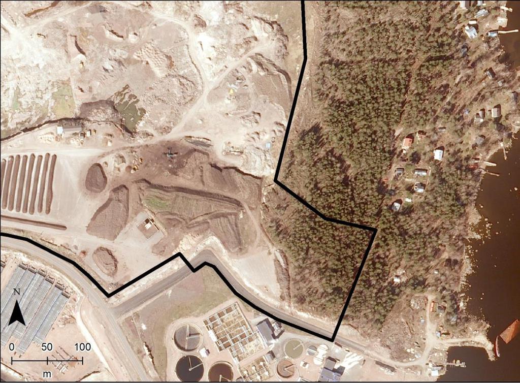 72(118) Kuva 25. Hankealueen itäosa. Kuvassa näkyy metsäinen alue (1,5 ha) hankealueen (musta rajaus) sisäpuolella. Etelässä näkyy Kymen Vesi Oy:n jätevedenpuhdistamo.