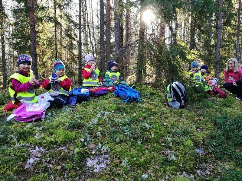 Aihetta työstettiin monin eri tavoin. Metsäretkillä (heti eväiden syönnin jälkeen) etsittiin innolla mahdollisia avuntarpeessa olevia eläimiä.
