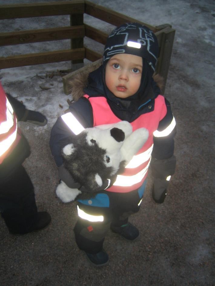 Lapset olivat ehdottomasti sitä mieltä, että meidän on houkuteltava koiranpentu luoksemme, jotta voimme opettaa sitä