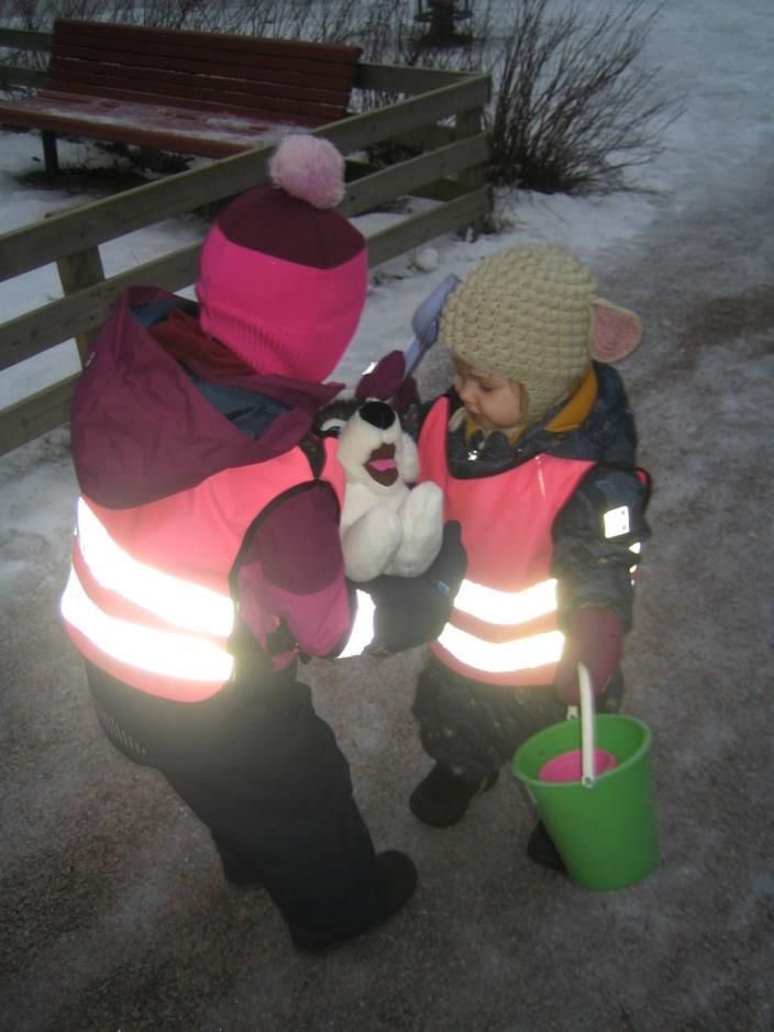 Mutta miten kummassa me saisimme mustakorvaisen koiranpennun houkuteltua luoksemme päiväkotiin?