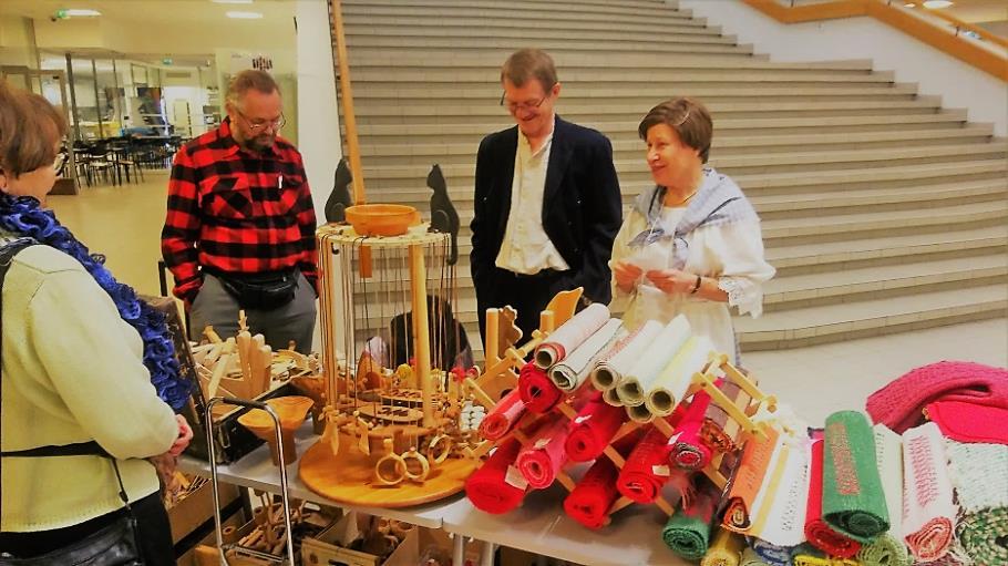 Tampereen Kansallisten seniorien salonkitanssiryhmä eli Salonkiseniorit esittivät tonttutansseja seitsemällä parilla joululauluihin