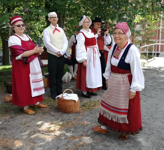 Paikalle oli saapunut runsaat 60 osallistujaa kansallispuvuissa tai muussa asussa. Antero Kangas koetti saada hälisevän joukon hiljenemään ja onnistuikin.