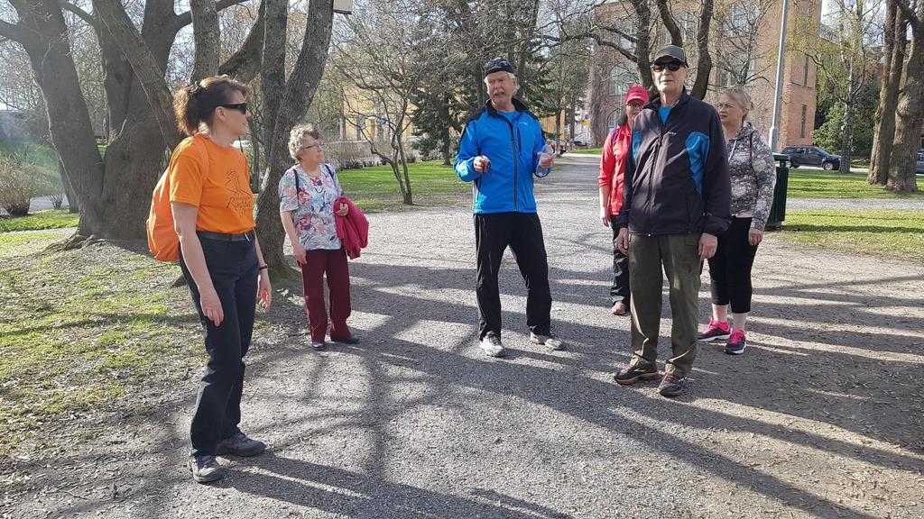 rantaan, josta matka jatkui pitkin rantapolkua länttä kohden. Täällä kuultiin mustarastaan laulua ja muitakin lintujen ääniä.