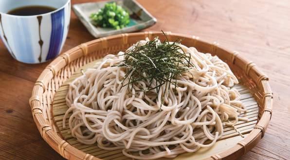 Ne tehdään tattarijauhoista, niissä on ruskeanharmaa väri ja pähkinäinen tekstuuri, ja ne ovat suunnilleen yhtä paksuja kuin spagetti.