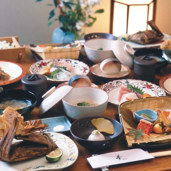 RAMEN Ramen on kuuma nuudelikeitto, jonka alkuperä on Kiinassa, mutta joka on kehittynyt moniksi selvästi japanilaisiksi versioiksi vuosisatojen aikana.