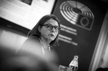 sopivan oheiseen kuvaan 5), joka perusteli YLE:n Radio Suomessa kesäajasta luopumista sillä, että hänen lapsensa syntymäpäivä on samana päivänä kun kelloja siirretään ja se kuulemma häiritsee