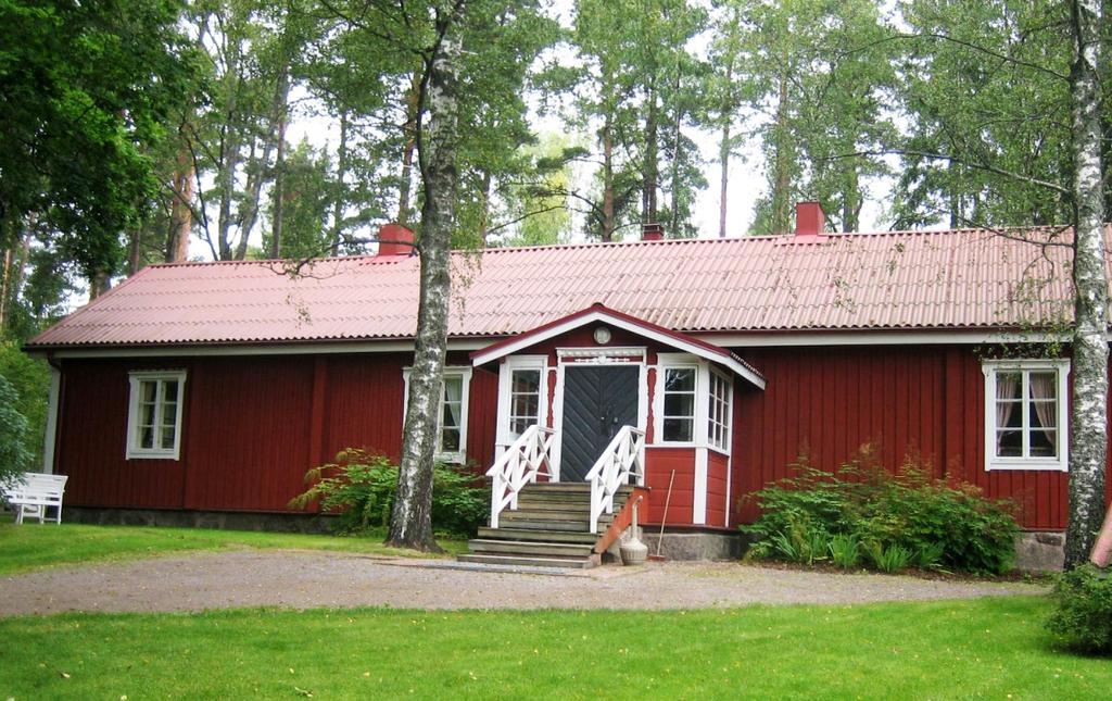 Päärakennuksen läheisyydessä olevan huoltorakennuksen yläkerta