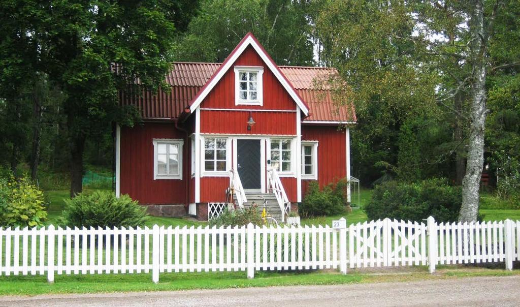 takkapuita sekä ulkoseinällä on avainkaappi Lomamökkiä à m²