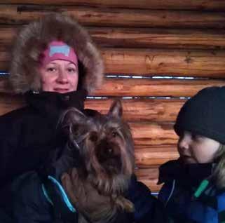 Marika Säynäjäkangas Olen Marika Säynäjäkangas, perheenäiti Limingasta - Oulun etelä puolelta. Silkkiterrierit tulivat elämääni monen sattuman kautta 5 vuotta sitten.