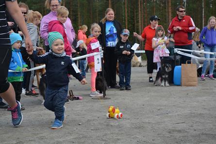 Paikalla oli lisäksi Lakeuden ravinuorten järjestämä poniratsastus, ja Ssesy esitteli omaa toimintaansa. Arpajaiset ja buffet myynti kasvattivat tapahtuman tuottoa.