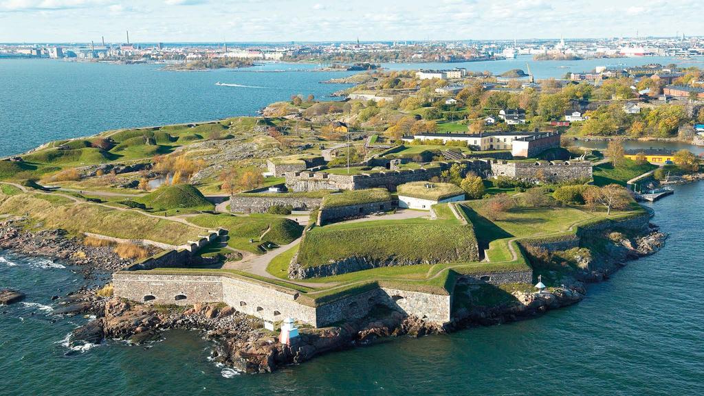 SUOMENLINNA TEHTÄVÄ Tutki oheisia Suomenlinnan kuvia. Pystytkö seuraamaan missä linnoituksen muuri kulkee? Millä tavoin linnoitusta on mahdettu aikoinaan puolustaa?