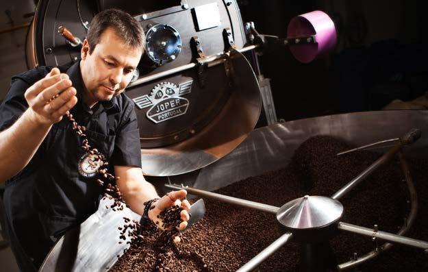 Paahtomestarimme Hannu Paakkinen on reissannut monissa kahvin alkuperämaissa. Hannu on pitkän linjan osaaja, jonka innostuksen liekki kahvinjalostukseen roihuaa edelleen vahvana.