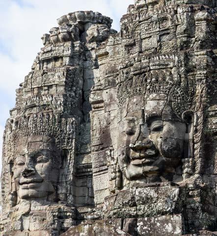 Aloitamme Angkor Thomista, jonka kruunu on häkellyttävä kiveen kaiverretuista kasvoistaan tunnettu Bayonin temppeli.