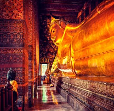 Seuraavaksi käymme Wat Pho temppelialueella, joka on kuuluisa kullatusta peräti 46 metriä pitkästä ja 15 metriä korkeasta lepäävästä Buddha-patsaasta.