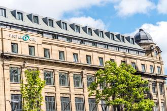 Edinburghin kaunis vanhakaupunki, Royal Mile ja Edinburghin linna ovat 15 minuutin kävelymatkan päässä hotellista.