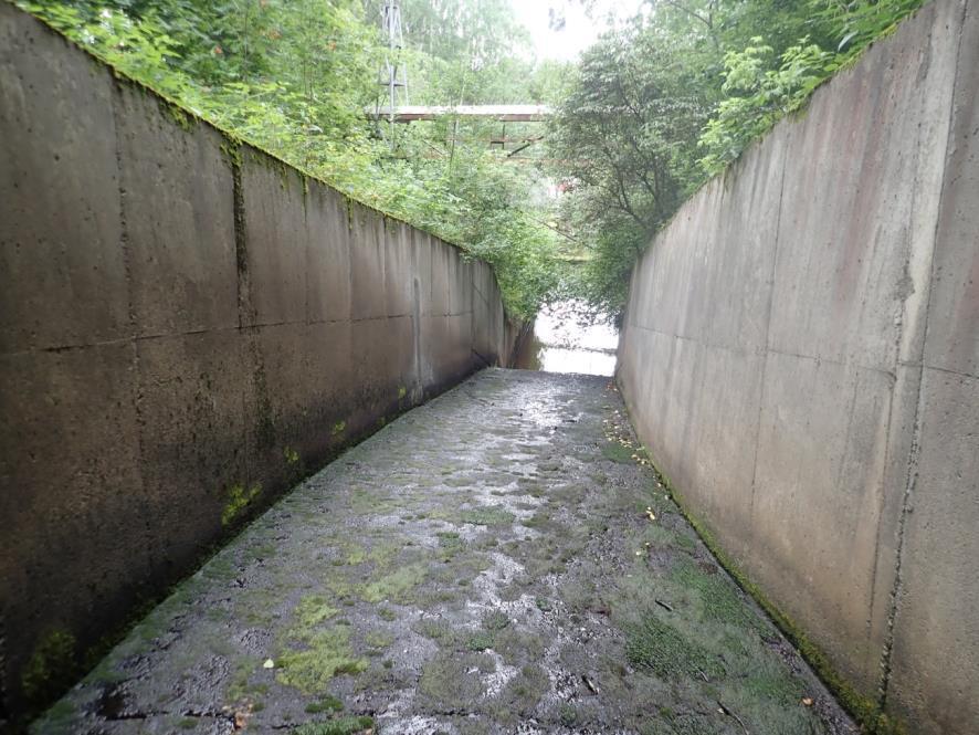 8 Kuva 9. Yleiskuva tulvakanavan rakenteesta kohti kanavan suuaukkoa. Seinäpintojen muotteina on käytetty levyjä. Tulvakanavan alaosassa oli maapadon takia vettä.