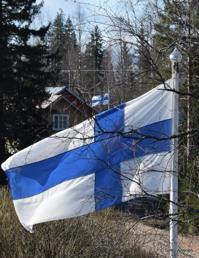 voimme nostaa siniristilipun salkoon