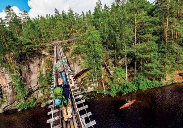 Lapinsalmen riippusilta > Rohkeustesti Repoveden tapaan Lapinsalmen riippusillan ylitys on aina elämys! Kapiaveden ylittävä riippusilta on yksi Repoveden kansallispuiston tunnetuimmista maamerkeistä.