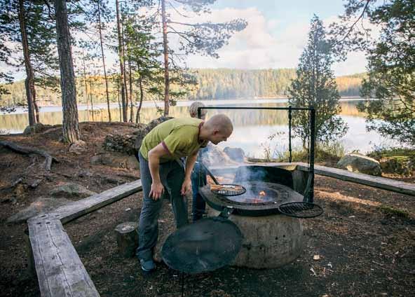 Tervajärvi-Talas > Idylliä Hermusenlahden rannalla Talaksen tulentekopaikka Tervajärven rannalla tarjoaa idyllisen paikan nauttia retkieväitä tai ihastella Repoveden maisemaa.