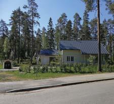 Pihaan kulku on Paska- Avenuen puolelta, kiinteistön