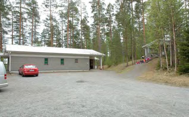 8 4. SARPATTI Puitteet Tikkakoskella sijaitseva leirimaja Sarpatti valmistui Luonetjärven rannalle vuonna 1991. Päärakennuksessa on olohuone-keittiö, kolme makuuhuonetta.