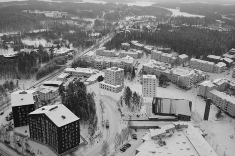 tilaan, olohuoneisiin ei mahdu normaalin kokoista sohvaa eikä ruokapöytää ja suuremmissa asunnoissa on pitkiä ja pimeitä makuuhuoneisiin johtavia käytävätiloja.