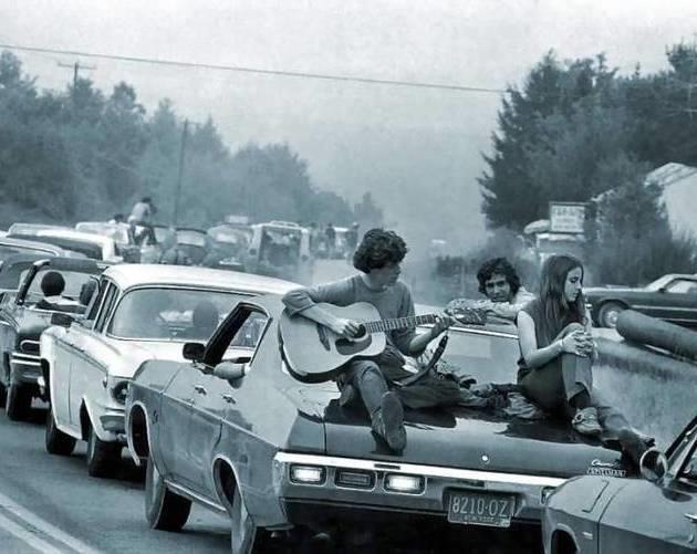 4.A Kuva: Nuorisoa lähdössä kohti Woodstock-festivaalia
