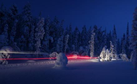 Taittuvareunainen telamatto parantaa ketteryyttä pehmeässä lumessa. PPS²-4100-A-TAKAJOUSITUS Tehokas painonsiirto ja suksien hallittu kevennys tekevät käsittelystä nopeaa ja ketterää.