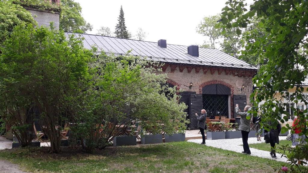 Mustion linna Ajassa uusiutuva ja lähiruokaan panostava matkailuyritys Länsi-Uudellamaalla sijaitsevan kartanohotelli Mustion Linnan viisi historiallista rakennusta